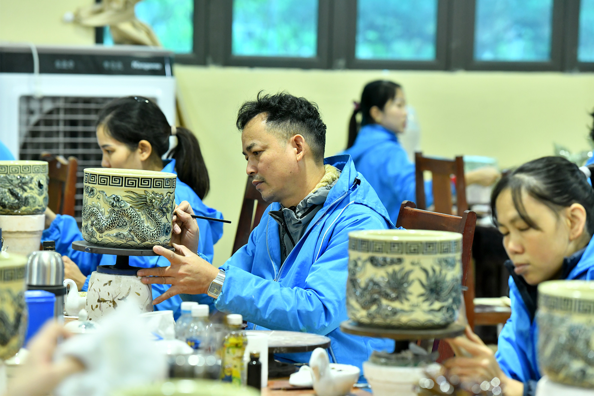 [Ảnh] Xưởng gốm Chu Đậu hối hả sản xuất hàng Tết ảnh 10