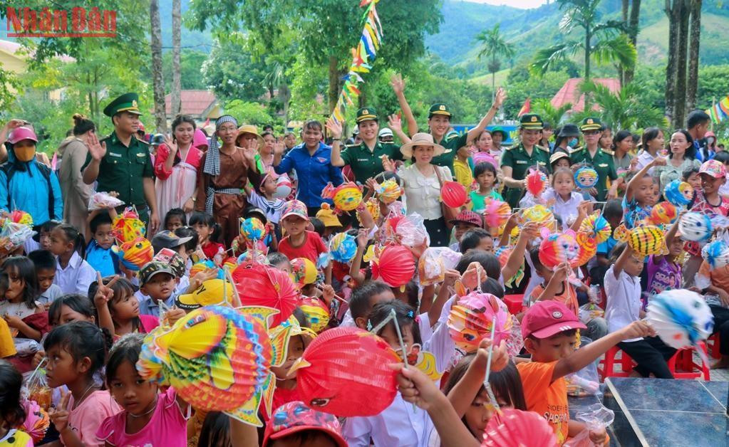 Chương trình “Trung thu biên cương” không chỉ mang đến cho các em Tết Trung thu ấm áp mà nó còn để lại nhiều kỷ niệm cho các thầy cô và nhân dân khu vực biên giới.