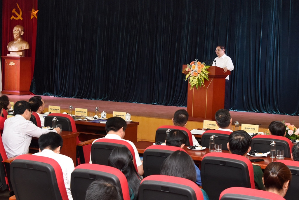 Thủ tướng mong muốn báo chí phải đi đầu trong phát hiện, biểu dương những nhân tố mới, người tốt, việc tốt, lấy cái đẹp dẹp cái xấu, lấy tích cực đẩy lùi tiêu cực, tạo động lực, truyền cảm hứng, tạo sự lan tỏa trong cộng đồng, xã hội.