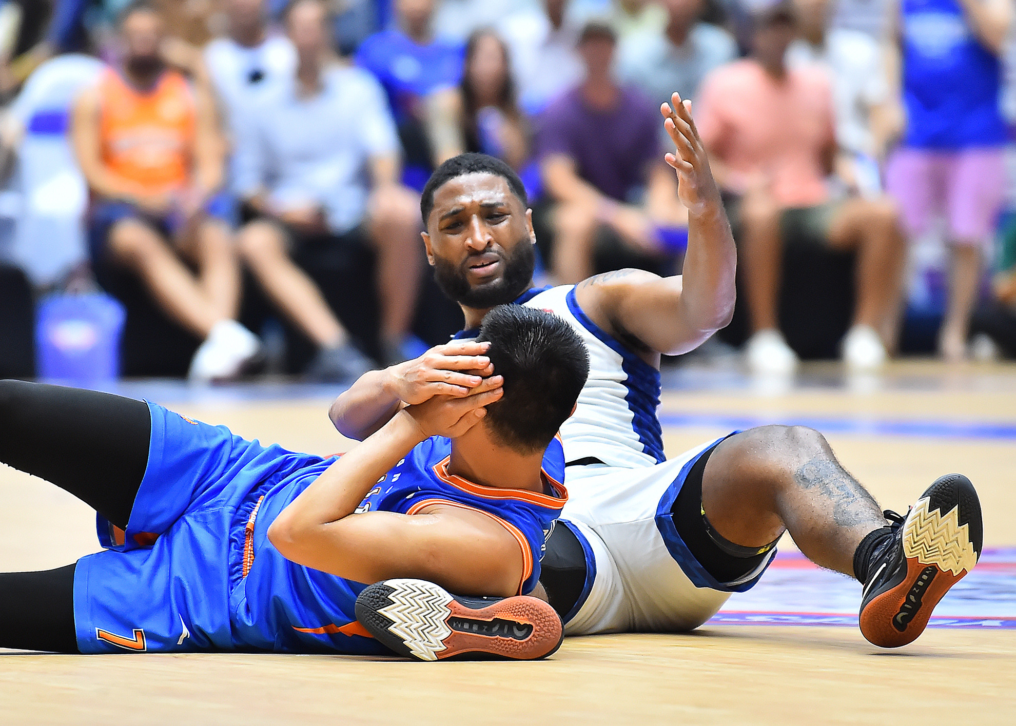 Tính chất quan trọng của trận đấu khiến các cầu thủ Hanoi Buffaloes thi đấu ham bóng quá mức dẫn đến nhiều tình huống va chạm không đáng có.