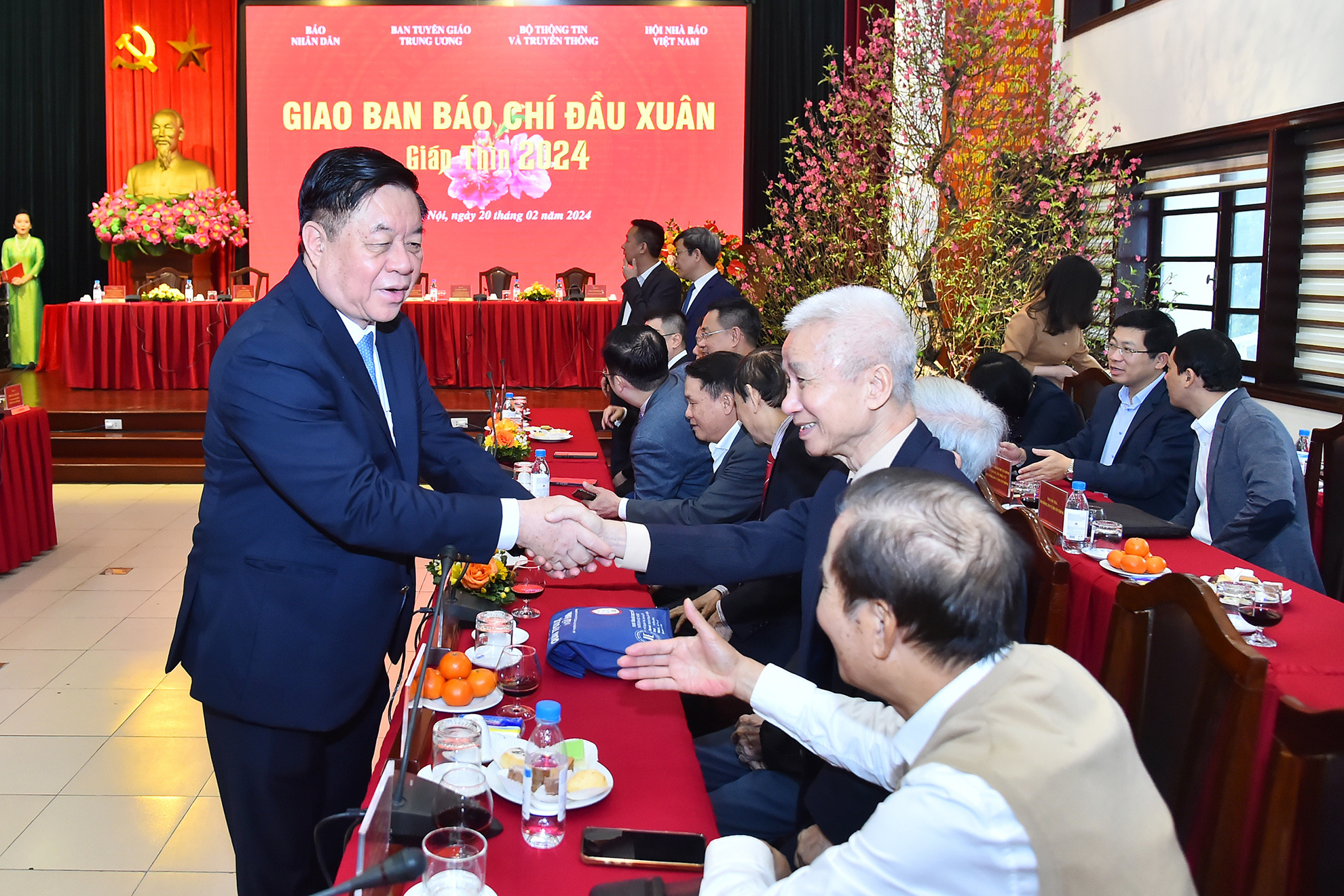 Trưởng Ban Tuyên giáo Trung ương Nguyễn Trọng Nghĩa với các đại biểu tại Hội nghị Giao ban báo chí đầu Xuân Giáp Thìn 2024. Trưởng Ban Tuyên giáo Trung ương Nguyễn Trọng Nghĩa với các đại biểu tại Hội nghị Giao ban báo chí đầu Xuân Giáp Thìn 2024.
