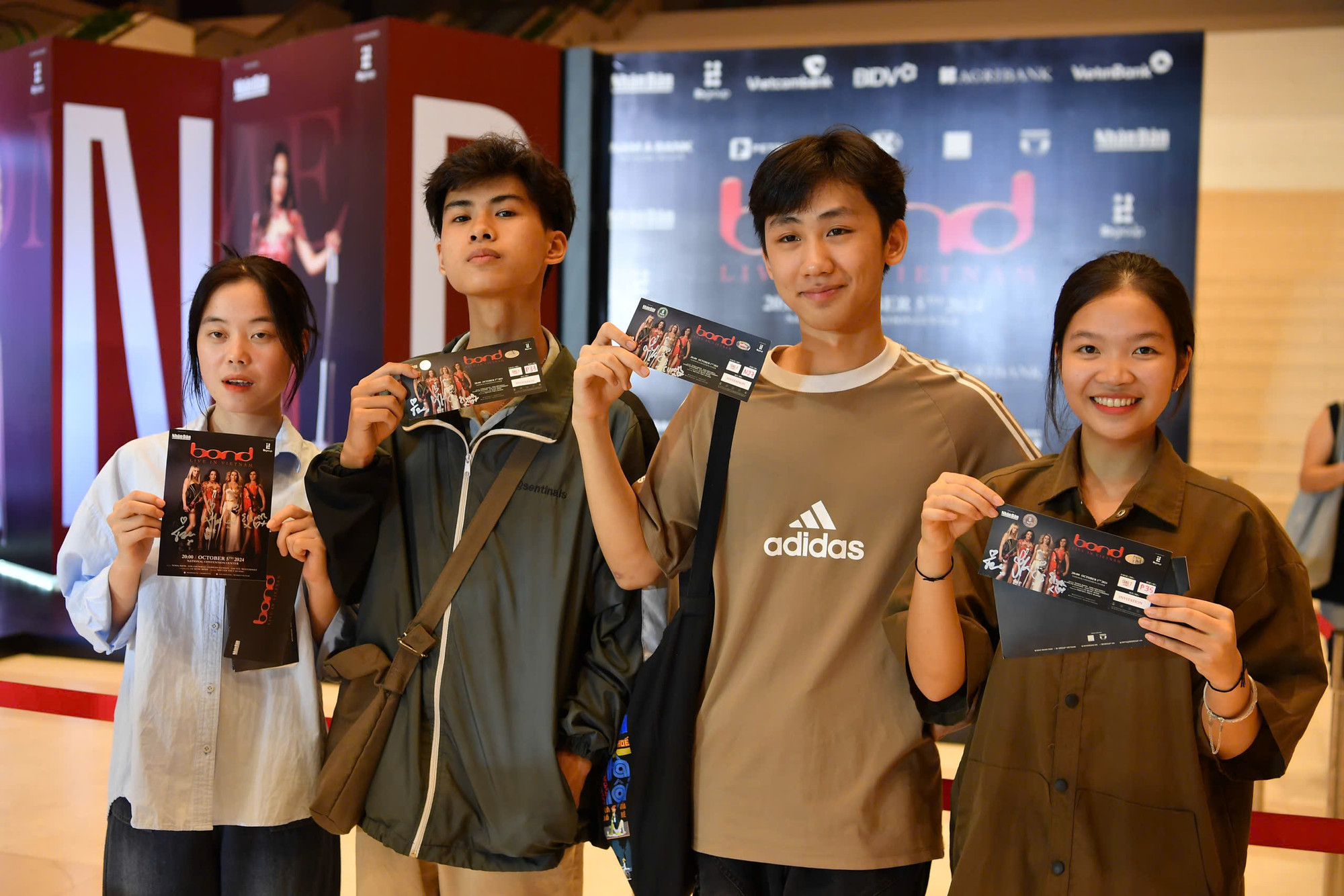 [Ảnh] Hàng trăm khán giả đợi tứ tấu đàn dây Bond ký tặng tới khuya ảnh 14