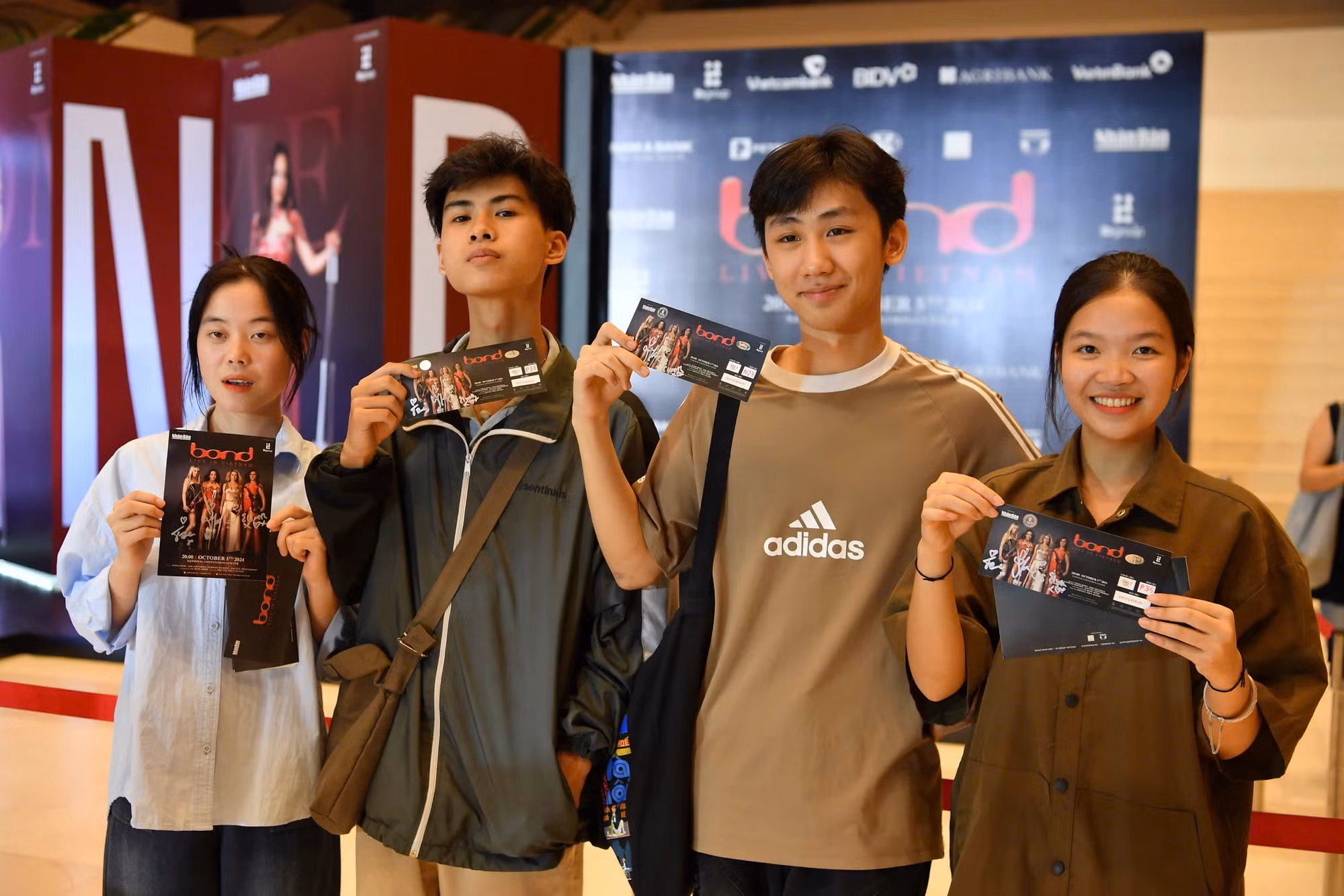 [Ảnh] Hàng trăm khán giả đợi tứ tấu đàn dây Bond ký tặng tới khuya ảnh 14