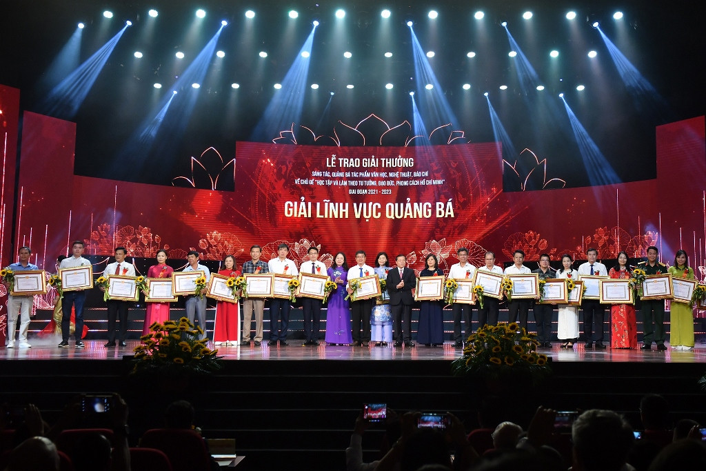 [Ảnh] Lễ trao giải thưởng sáng tác, quảng bá tác phẩm văn học, nghệ thuật, báo chí về chủ đề “Học tập và làm theo tư tưởng, đạo đức, phong cách Hồ Chí Minh” ảnh 7