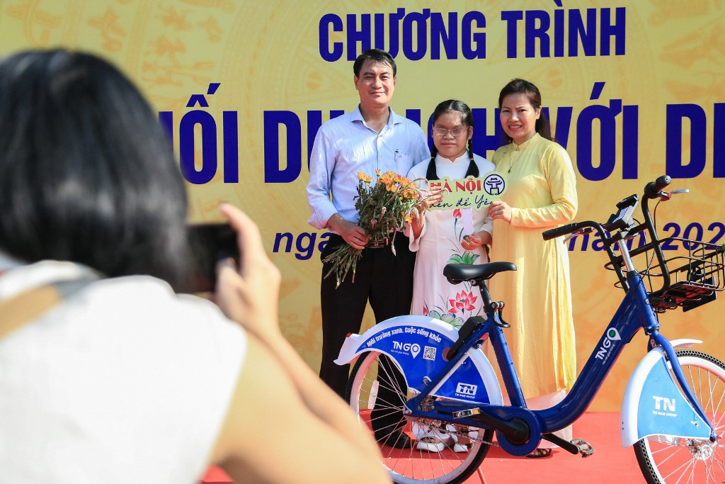 Khi biết tới chương trình, chị Hằng (đến từ Hoàng Mai, Hà Nội) đã đăng ký tham gia cho con gái mình. Em Lê Minh Châu là thành viên trong Câu lạc bộ Đình Làng Việt, có niềm ưa thích đặc biệt với các trang phục truyền thống. Dù có khiếm khuyết nhỏ, nhưng với sự hỗ trợ từ ba mẹ, em đã hoàn thành chặng đường một cách thành công.