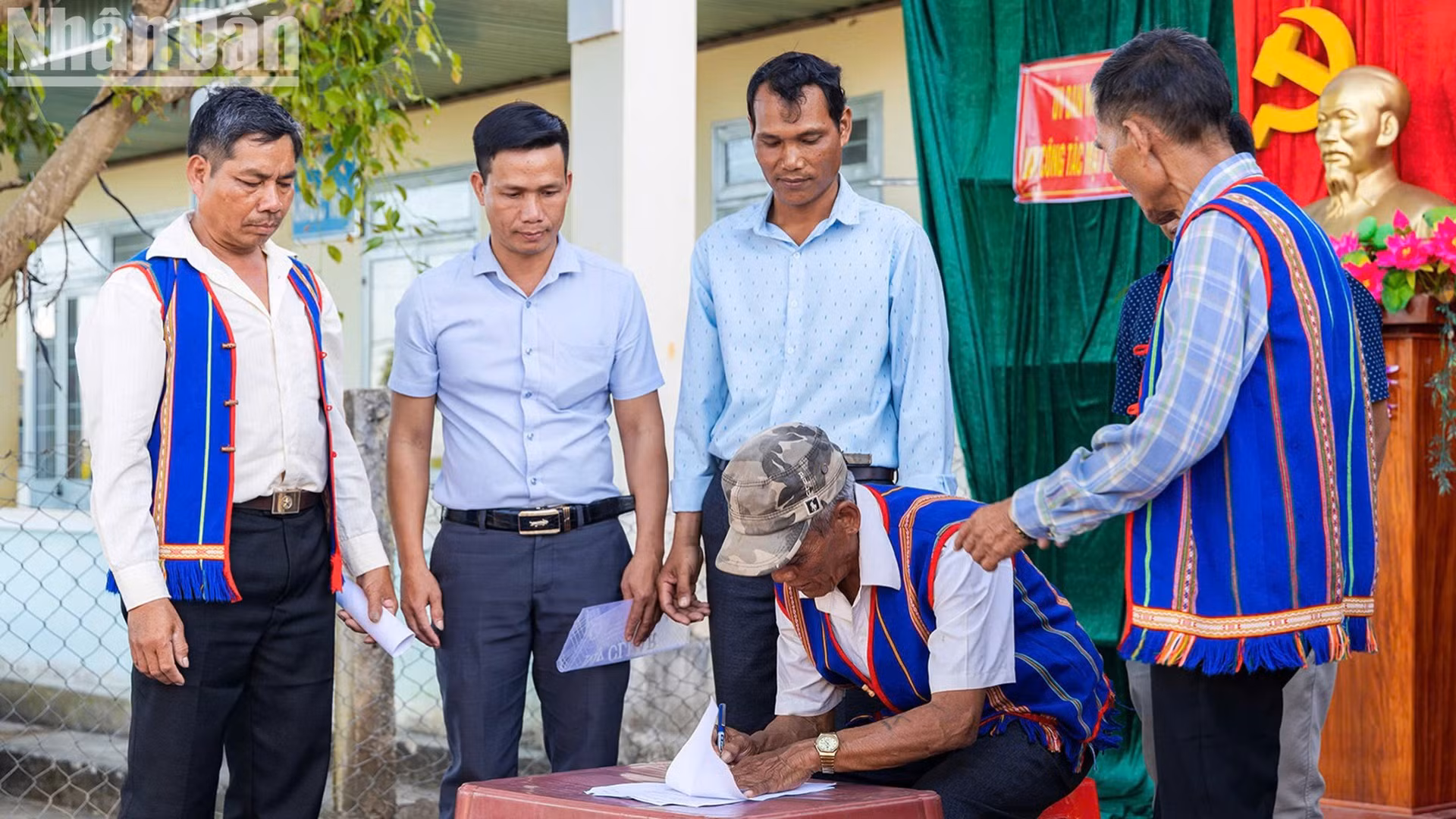 Xã Sa Bình, huyện Sa Thầy vận động bà con tích cực tham gia thay đổi nếp nghĩ cách làm, phát triển kinh tế.