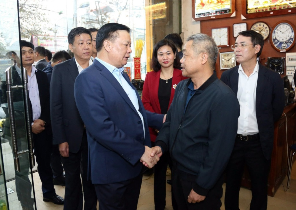 Bí thư Thành ủy Đinh Tiến Dũng cùng đoàn công tác gặp gỡ, trao đổi, lắng nghe ý kiến kiến nghị của người dân thuộc diện giải phóng mặt bằng dự án đường vành đai 4 tại quận Hà Đông. (Ảnh Duy Linh)