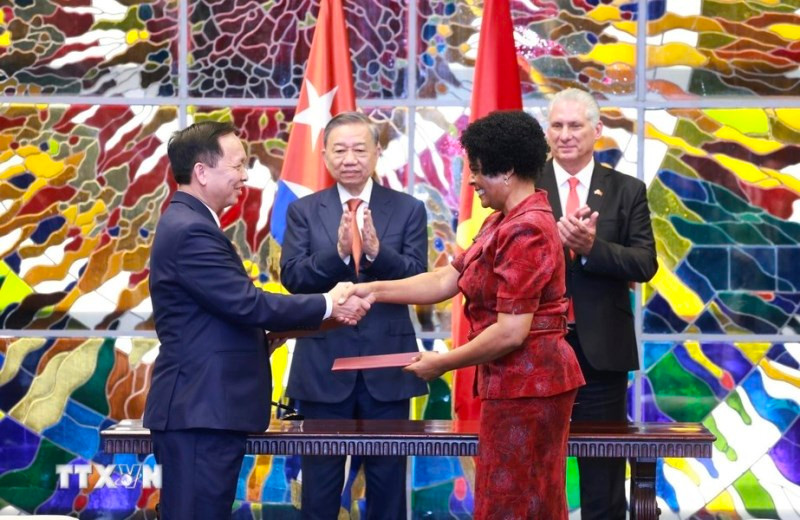 Tổng Bí thư, Chủ tịch nước Tô Lâm và Bí thư thứ nhất Đảng Cộng sản Cuba, Chủ tịch Cuba Miguel Diaz Canel Bermudez chứng kiến Lễ ký kết văn kiện hợp tác giữa Ngân hàng Nhà nước Việt Nam với Ngân hàng Trung ương Cuba. Ảnh: TTXVN Tổng Bí thư, Chủ tịch nước Tô Lâm và Bí thư thứ nhất Đảng Cộng sản Cuba, Chủ tịch Cuba Miguel Diaz Canel Bermudez chứng kiến Lễ ký kết văn kiện hợp tác giữa Ngân hàng Nhà nước Việt Nam với Ngân hàng Trung ương Cuba. Ảnh: TTXVN