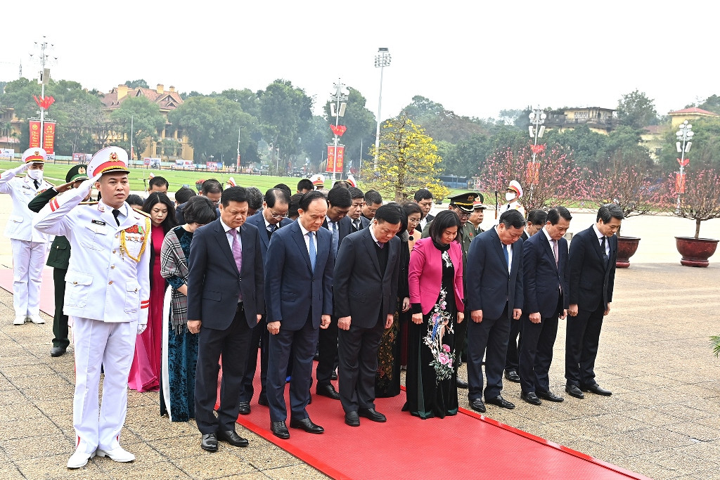 Đoàn đại biểu Thành ủy, Hội đồng nhân dân, Ủy ban nhân dân Thành phố Hà Nội vào Lăng viếng Chủ tịch Hồ Chí Minh.