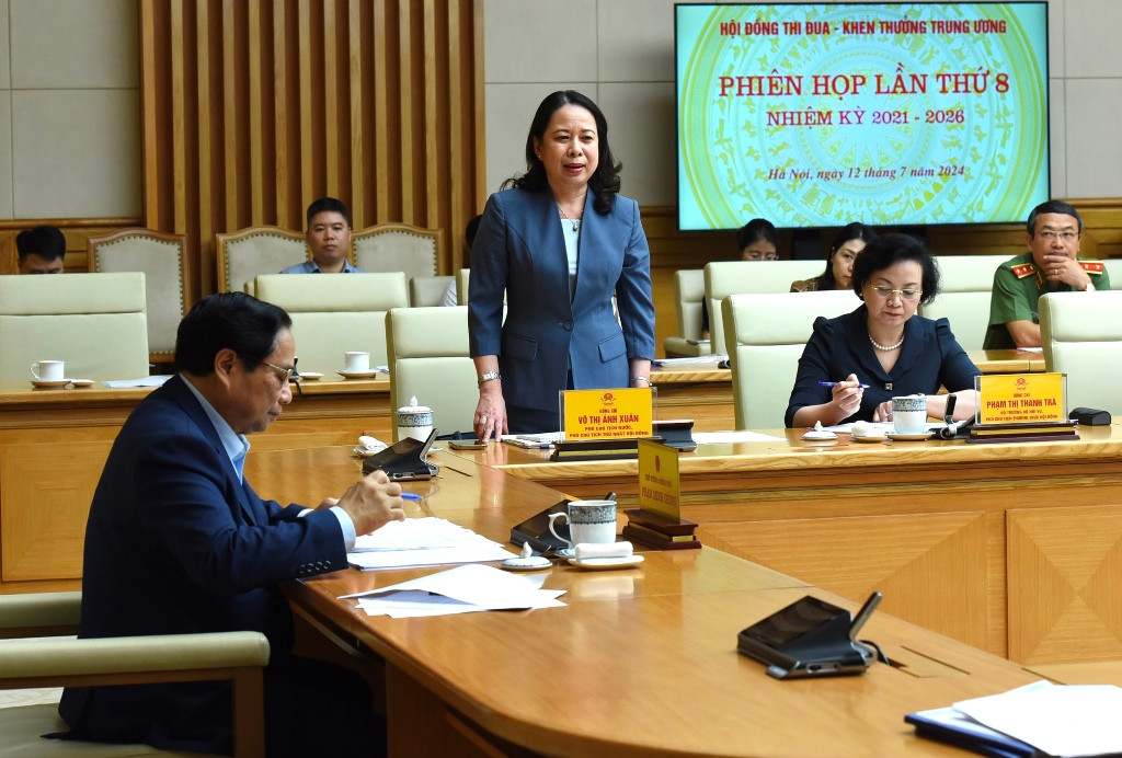 Phó Chủ tịch nước, Phó Chủ tịch Thứ nhất Hội đồng Thi đua-Khen thưởng Trung ương Võ Thị Ánh Xuân phát biểu tại phiên họp.