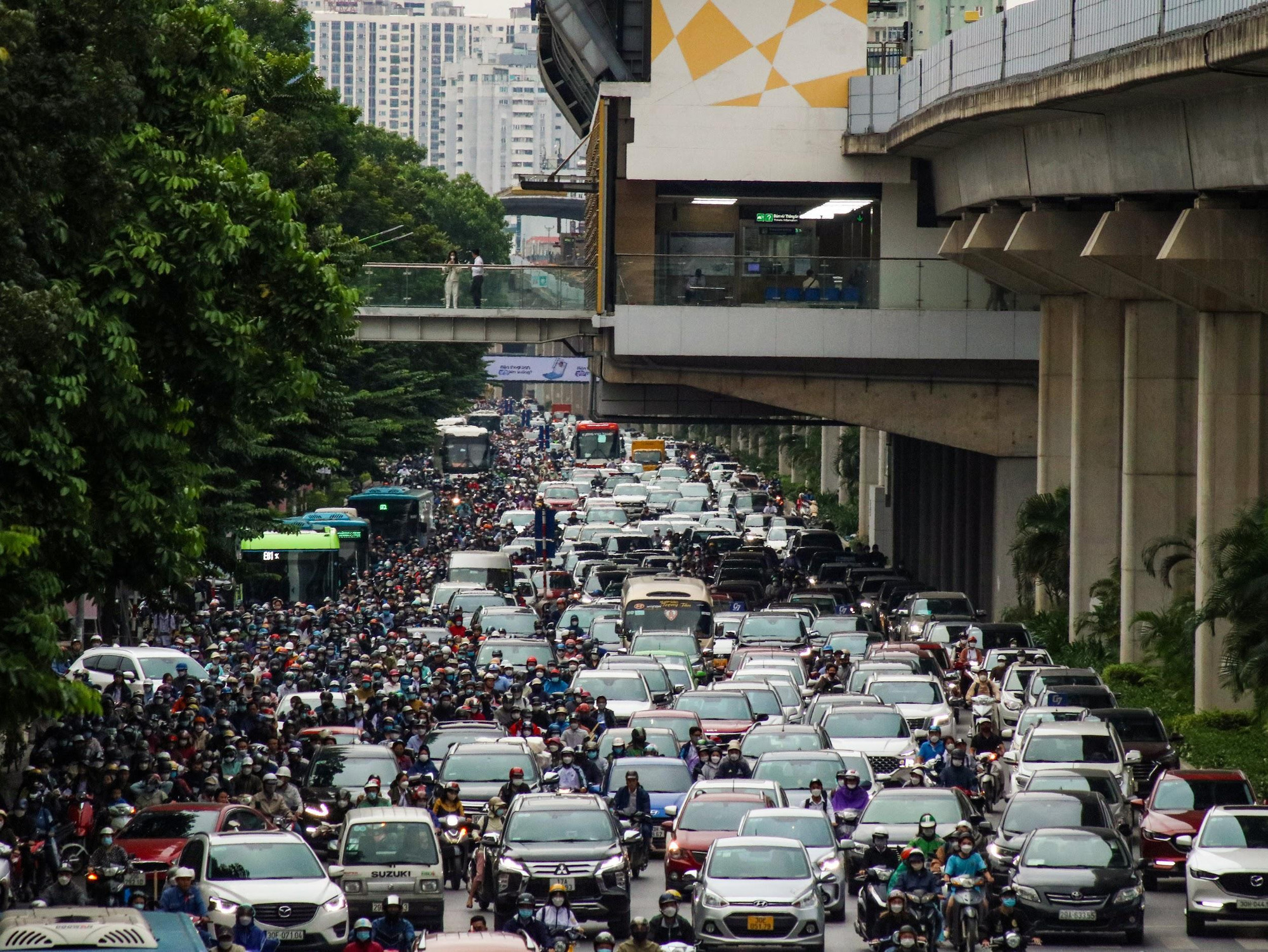 Hình ảnh quen thuộc tại đường Nguyễn Trãi (Thanh Xuân, Hà Nội) trong buổi sáng cao điểm.