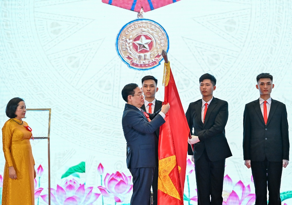 Chủ tịch Quốc hội Vương Đình Huệ gắn Huân chương Lao động hạng Nhì lên lá cờ truyền thống của Ban Công tác đại biểu. Chủ tịch Quốc hội Vương Đình Huệ gắn Huân chương Lao động hạng Nhì lên lá cờ truyền thống của Ban Công tác đại biểu.