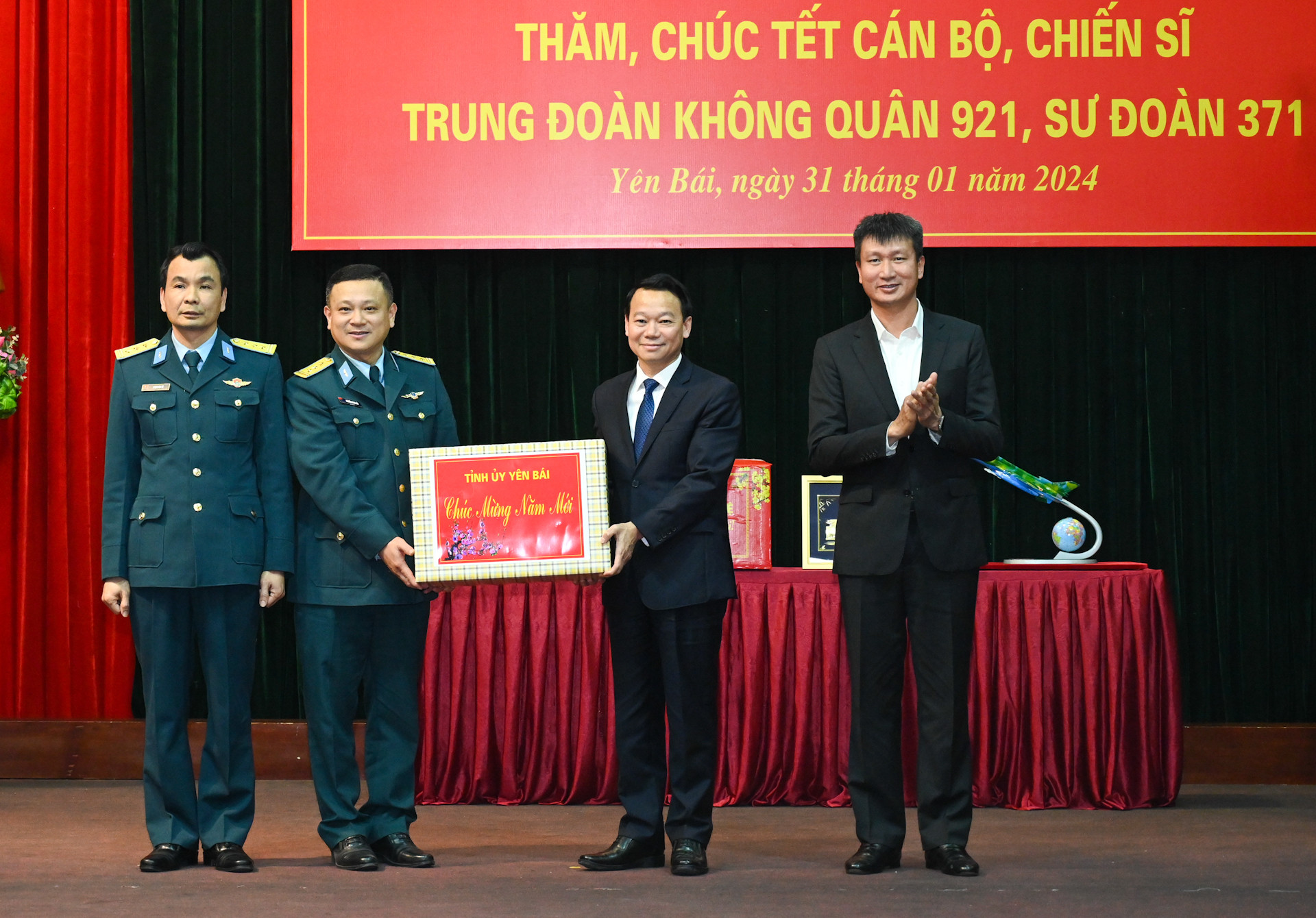 Lãnh đạo tỉnh Yên Bái tặng quà Tết cho Trung đoàn Không quân 921.