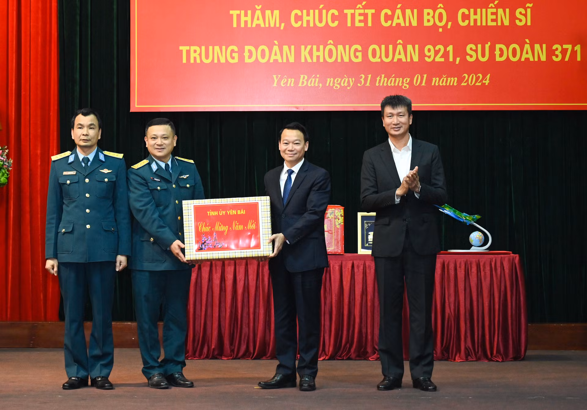 Lãnh đạo tỉnh Yên Bái tặng quà Tết cho Trung đoàn Không quân 921.