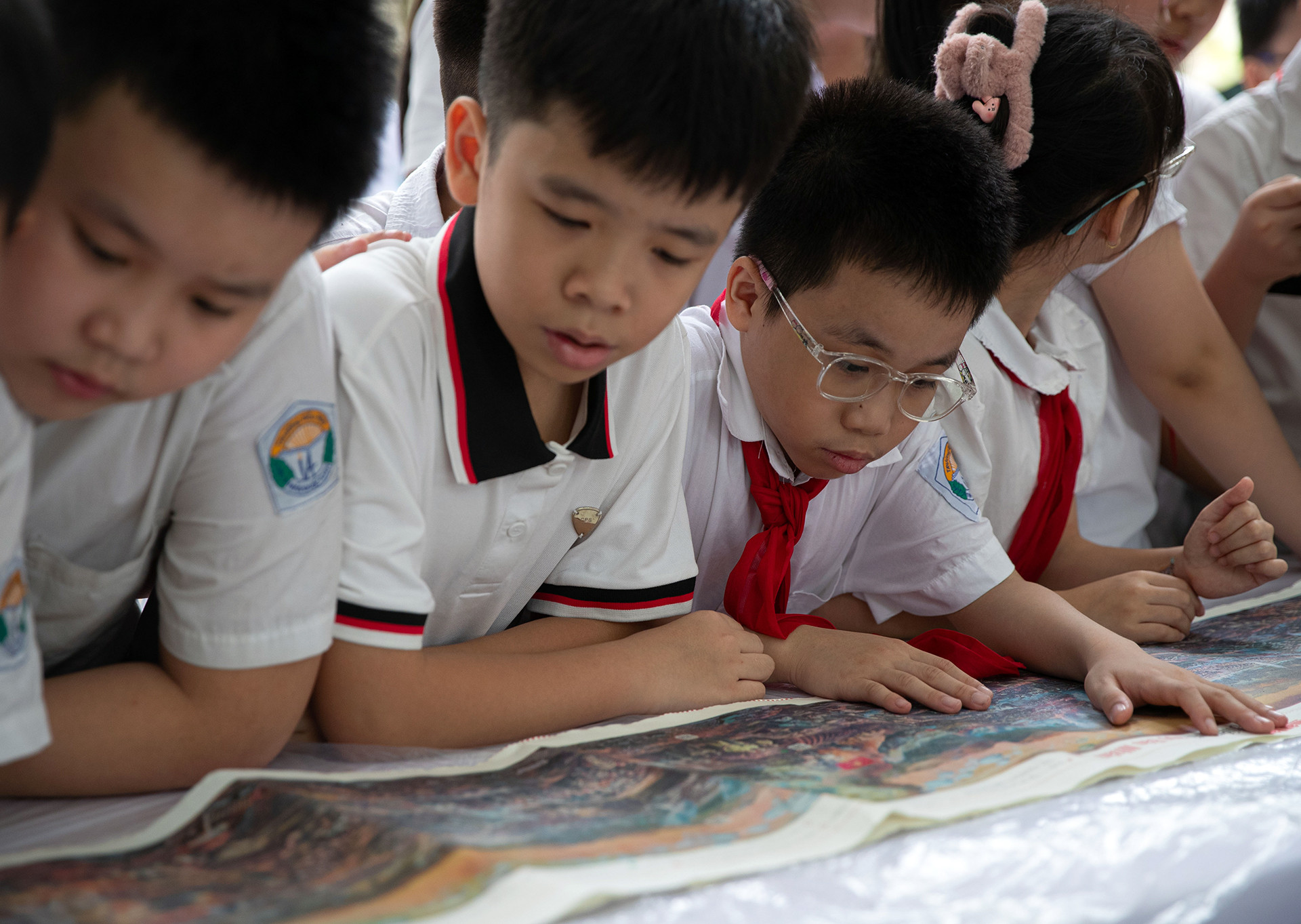 Bức tranh panorama được in trên ấn phẩm đặc biệt của báo Nhân Dân thu hút được đông đảo các em học sinh tìm hiểu.