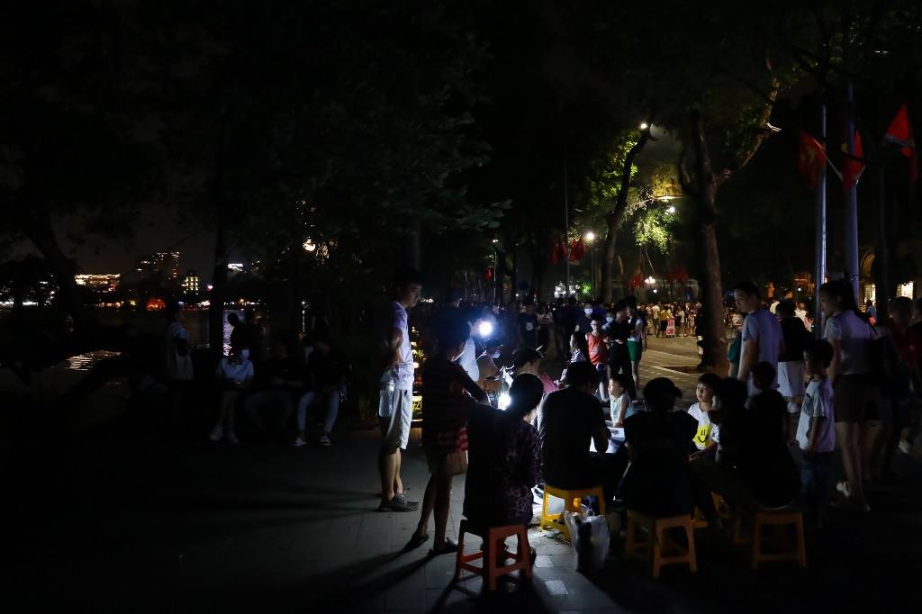 [Ảnh] Phố đi bộ Hồ Gươm thực hiện tiết kiệm điện ảnh 13
