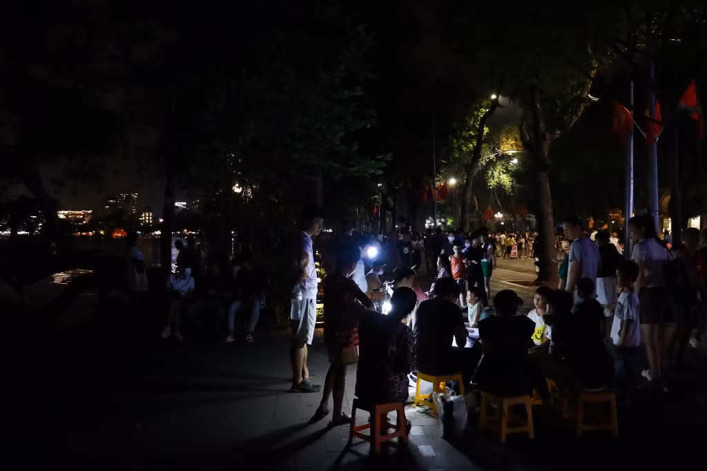 [Ảnh] Phố đi bộ Hồ Gươm thực hiện tiết kiệm điện ảnh 13