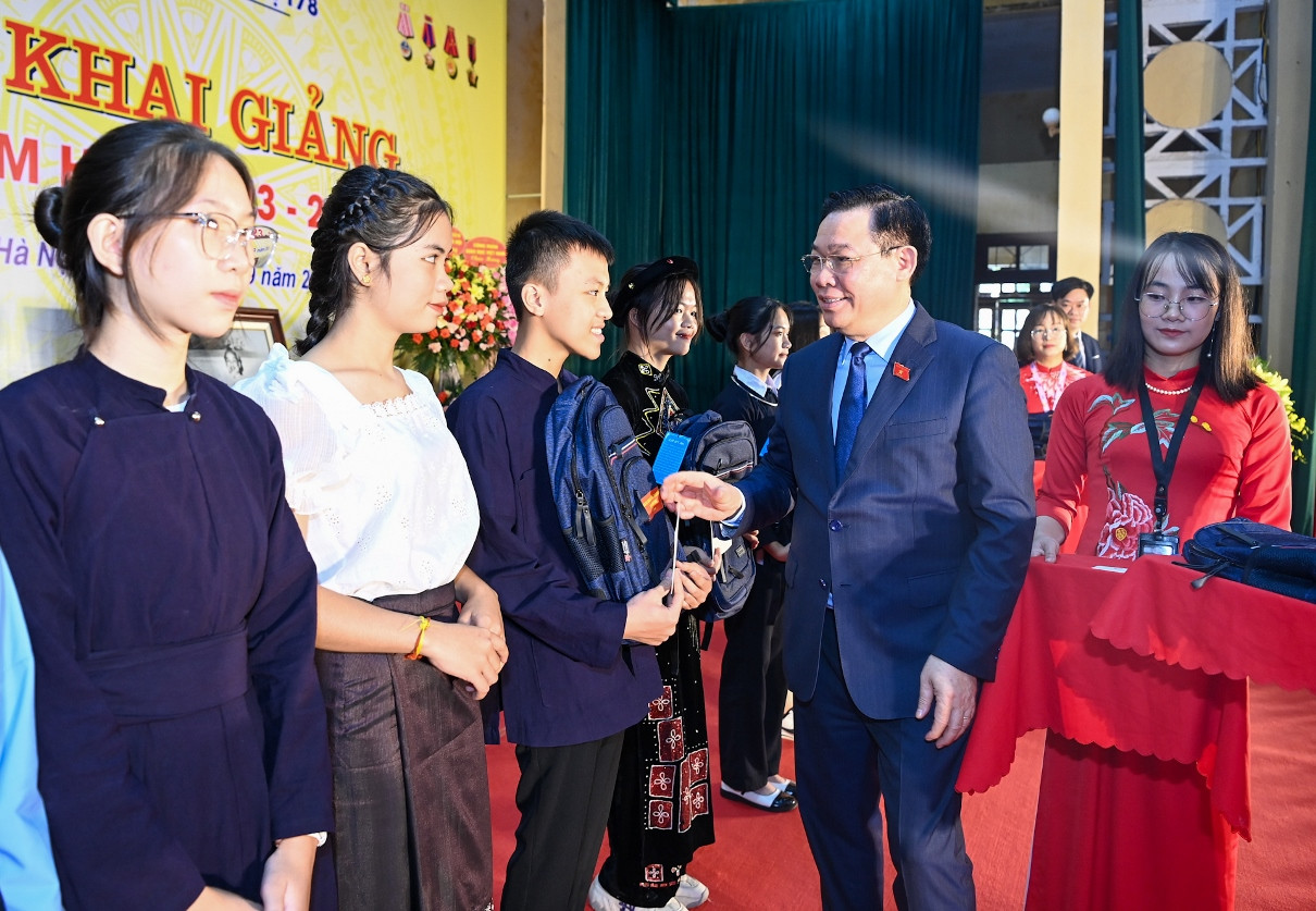 Chủ tịch Quốc hội Vương Đình Huệ trao tặng quà cho các em học sinh.