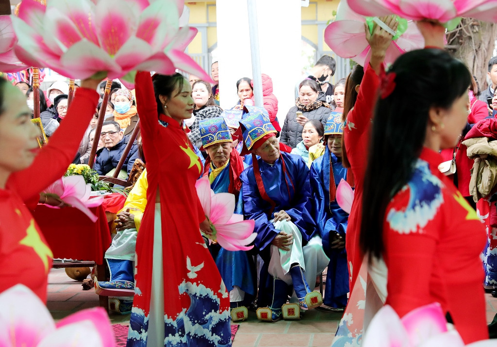 [Ảnh] Đặc sắc nghi lễ rước nước trong Lễ hội đền thờ Đức Vua Trần Minh Tông ảnh 12