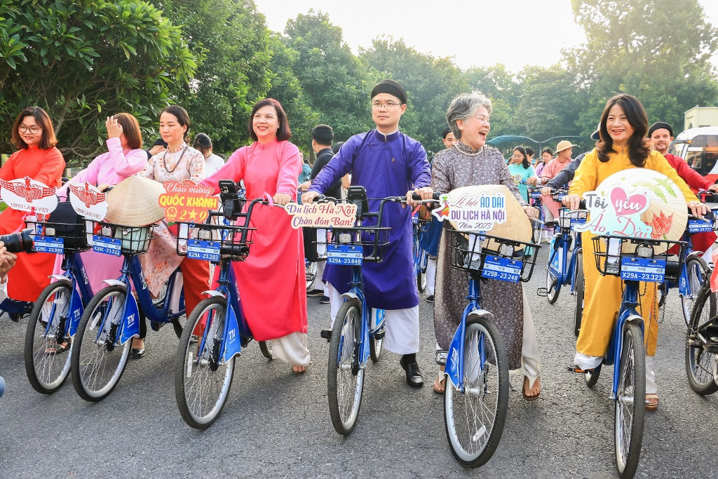 Người tham gia được chuẩn bị xe đạp công cộng, sau đó sẽ diễu hành qua các tuyến phố tập trung nhiều điểm du lịch của Hà Nội.