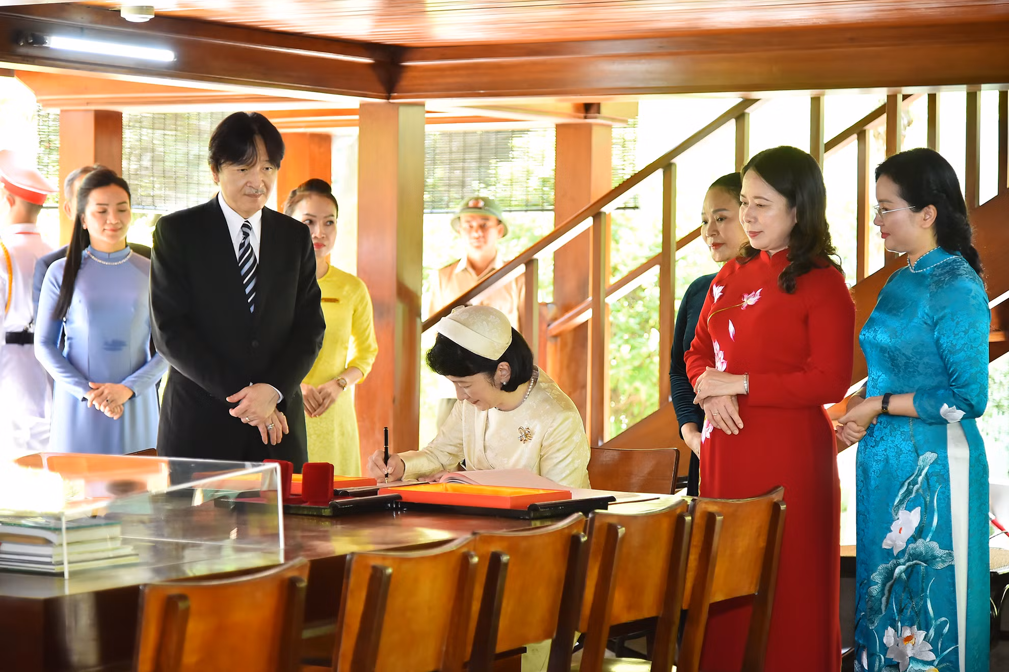 [Ảnh] Hoàng Thái tử Nhật Bản Akishino tham quan Khu di tích Chủ tịch Hồ Chí Minh ảnh 6