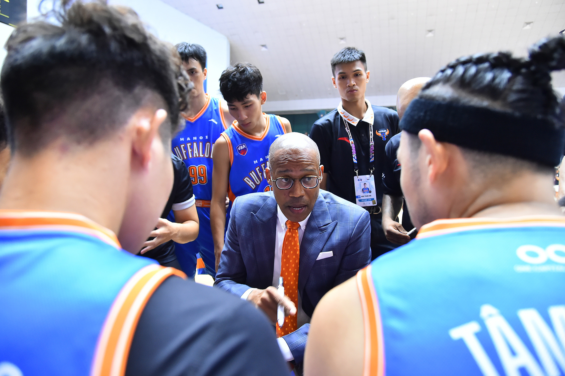 Huấn luyện viên Erik Rashad (Hanoi Buffaloes) căn dặn học trò rất kỹ lưỡng trước trận đấu có tính chất quan trọng nhất của mùa giải năm nay.