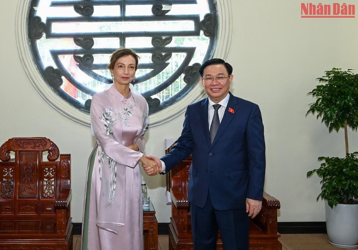 Sáng cùng ngày, Chủ tịch Quốc hội Vương Đình Huệ đã tiếp bà Audrey Azoulay, Tổng Giám đốc Tổ chức Giáo dục, Khoa học và Văn hóa Liên hợp quốc (UNESCO).