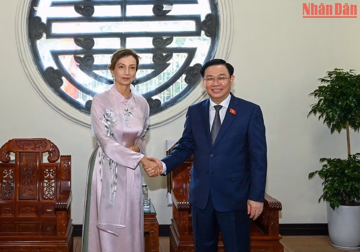 Sáng cùng ngày, Chủ tịch Quốc hội Vương Đình Huệ đã tiếp bà Audrey Azoulay, Tổng Giám đốc Tổ chức Giáo dục, Khoa học và Văn hóa Liên hợp quốc (UNESCO).