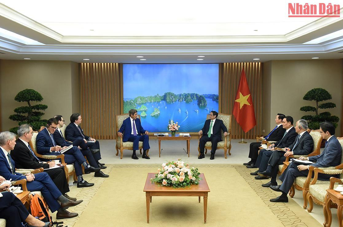 Thủ tướng khẳng định, biến đổi khí hậu là vấn đề toàn cầu, cần có giải pháp toàn cầu, lấy người dân làm trung tâm; nhấn mạnh chuyển đổi năng lượng cần phải bảo đảm nguyên tắc công bằng.