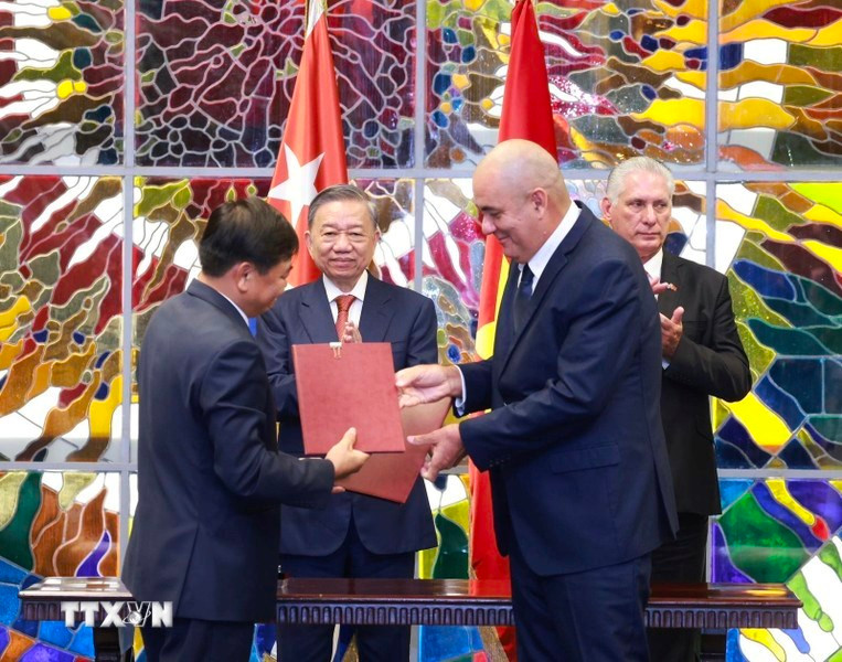 Tổng Bí thư, Chủ tịch nước Tô Lâm và Bí thư thứ nhất Đảng Cộng sản Cuba, Chủ tịch Cuba Miguel Diaz Canel Bermudez chứng kiến Lễ ký kết văn kiện hợp tác giữa Bộ Nông nghiệp và Phát triển nông thôn Việt Nam với Bộ Nông nghiệp Cuba. Ảnh: TTXVN Tổng Bí thư, Chủ tịch nước Tô Lâm và Bí thư thứ nhất Đảng Cộng sản Cuba, Chủ tịch Cuba Miguel Diaz Canel Bermudez chứng kiến Lễ ký kết văn kiện hợp tác giữa Bộ Nông nghiệp và Phát triển nông thôn Việt Nam với Bộ Nông nghiệp Cuba. Ảnh: TTXVN