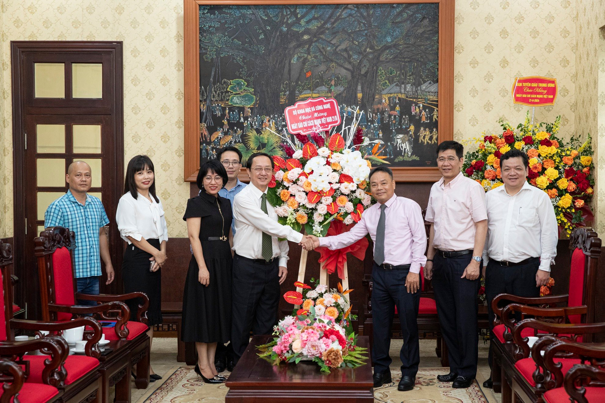 Đồng chí Huỳnh Thành Đạt, Ủy viên Trung ương Đảng, Bộ trưởng Khoa học và Công nghệ bắt tay Phó Tổng Biên tập Báo Nhân Dân Đinh Như Hoan.