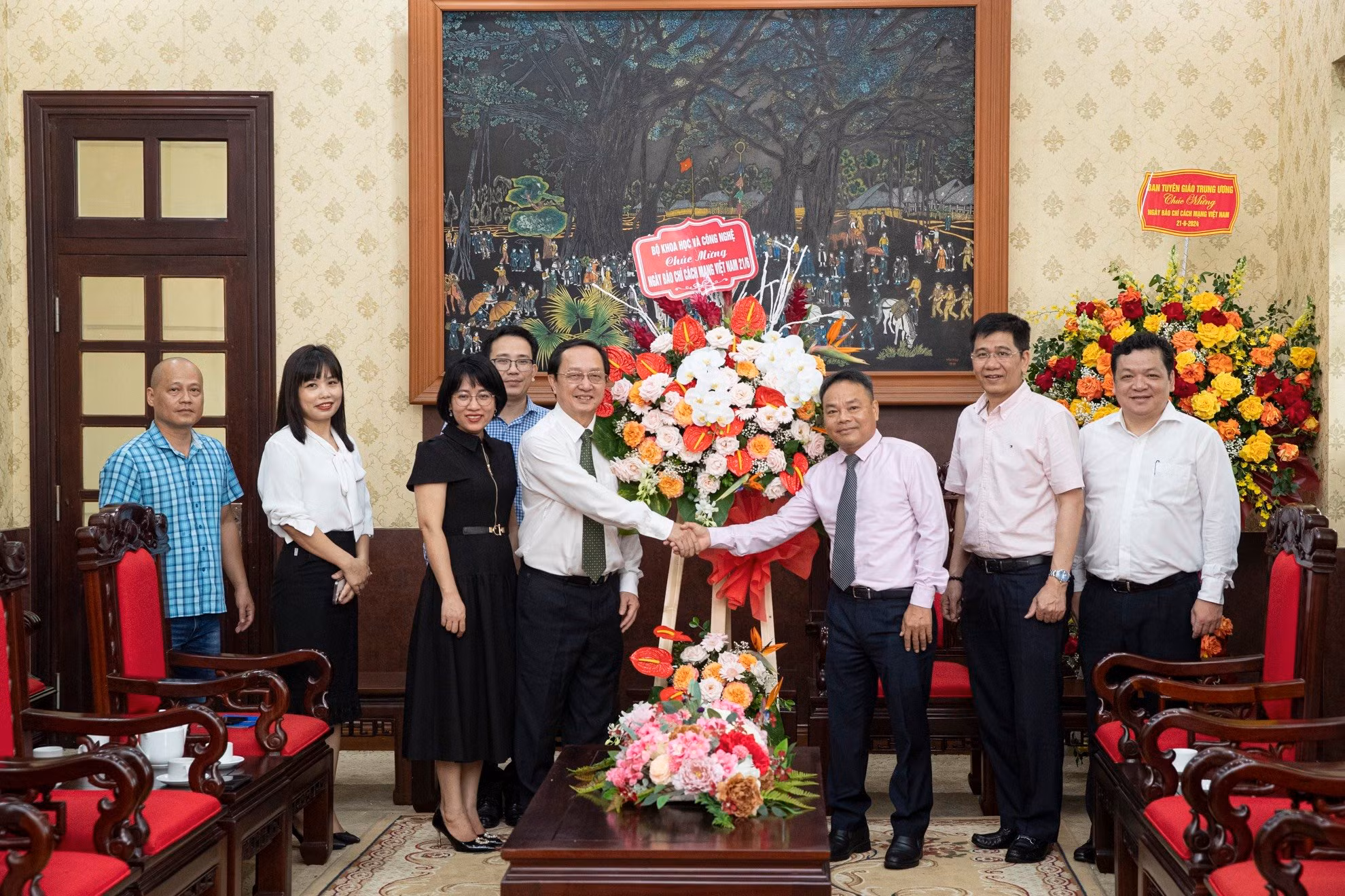 Đồng chí Huỳnh Thành Đạt, Ủy viên Trung ương Đảng, Bộ trưởng Khoa học và Công nghệ bắt tay Phó Tổng Biên tập Báo Nhân Dân Đinh Như Hoan. Đồng chí Huỳnh Thành Đạt, Ủy viên Trung ương Đảng, Bộ trưởng Khoa học và Công nghệ bắt tay Phó Tổng Biên tập Báo Nhân Dân Đinh Như Hoan.