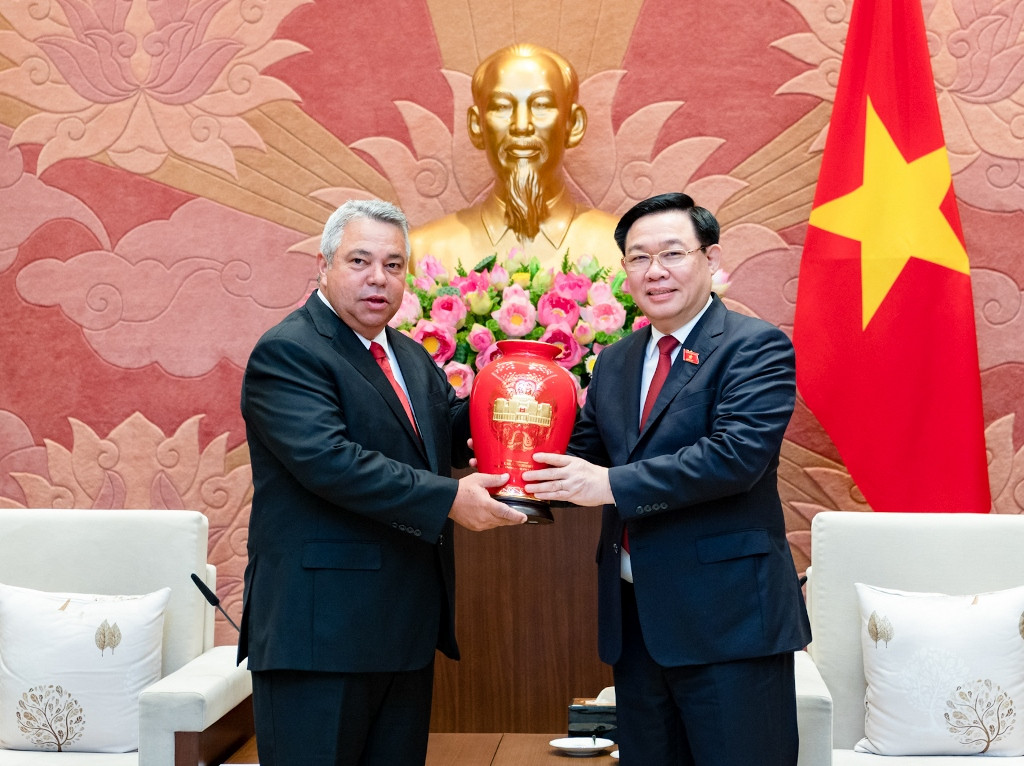 Chủ tịch Quốc hội Vương Đình Huệ trao quà lưu niệm cho Tổng Thư ký Trung tâm Những người lao động Cuba Ulises Guilarte De Nacimiento.