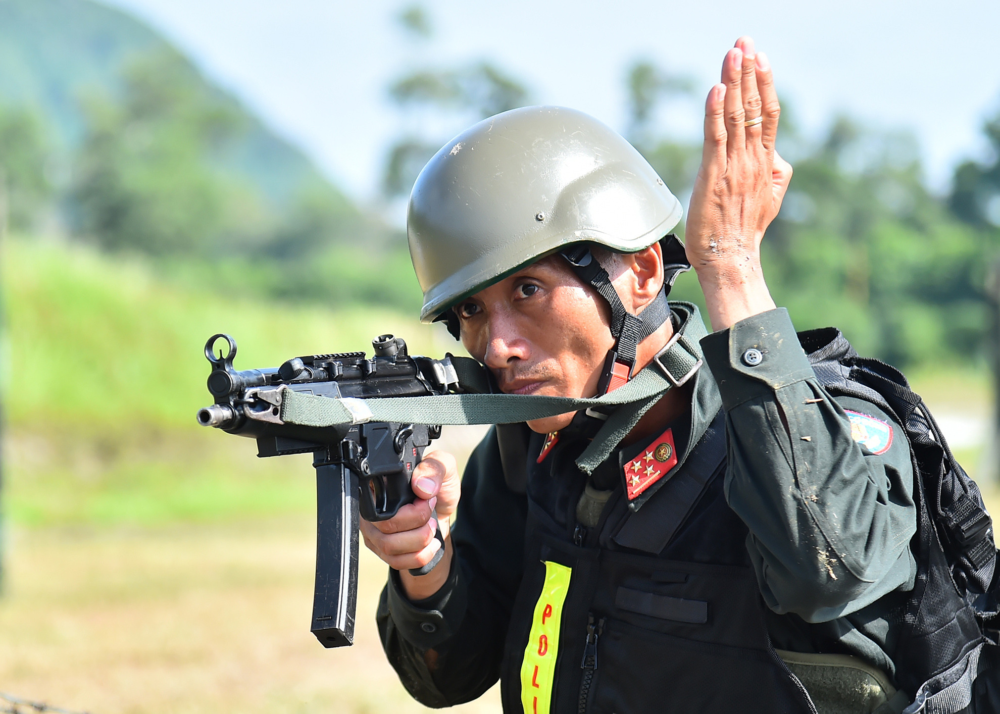 Bên cạnh nội dung huấn luyện kỹ năng cá nhân cho từng cán bộ, chiến sĩ, các bài như: khắc phục vật cản tổng hợp; vận động tiếp cận mục tiêu... sẽ luyện tập việc hiệp đồng giữa các nhóm khi thực hiện nhiệm vụ trong thực tế.