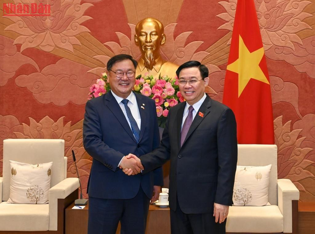 Chủ tịch Quốc hội Vương Đình Huệ và Chủ tịch nhóm Nghị sĩ hữu nghị Hàn Quốc-Việt Nam Kim Tae-nyeon tại buổi tiếp.