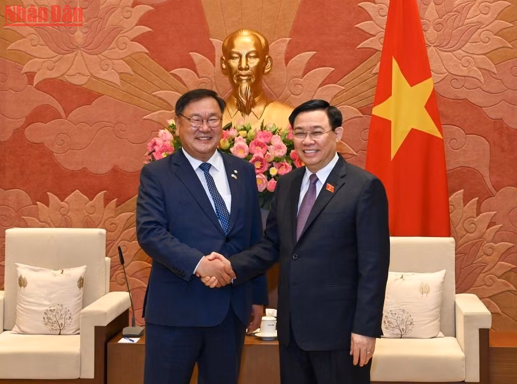 Chủ tịch Quốc hội Vương Đình Huệ và Chủ tịch nhóm Nghị sĩ hữu nghị Hàn Quốc-Việt Nam Kim Tae-nyeon tại buổi tiếp. Chủ tịch Quốc hội Vương Đình Huệ và Chủ tịch nhóm Nghị sĩ hữu nghị Hàn Quốc-Việt Nam Kim Tae-nyeon tại buổi tiếp.