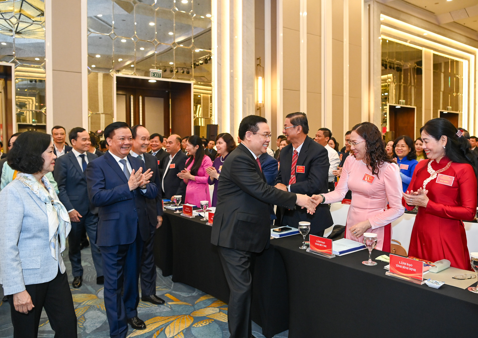 Chủ tịch Quốc hội Vương Đình Huệ với các đại biểu dự hội nghị. Chủ tịch Quốc hội Vương Đình Huệ với các đại biểu dự hội nghị.