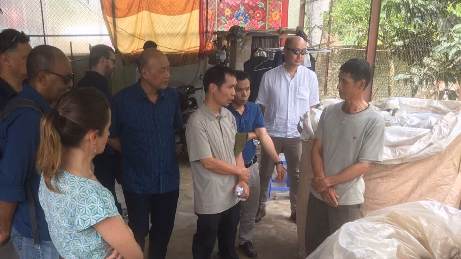 Các đơn vị chủ trì dự án kiểm tra quy trình thực hành ủ chua thức ăn chăn nuôi do người dân xã Núa Ngam, huyện Điện Biên thực hiện.