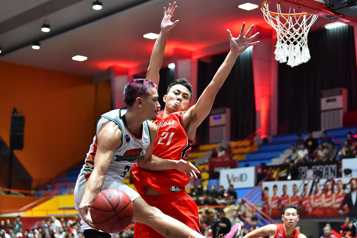 Sau giờ nghỉ, các cầu thủ đến từ thành phố Đà Nẵng bắt đầu thi đấu gắn kết hơn và triển khai được thế trận khắc chế đội hình của đội chủ nhà. Sau giờ nghỉ, các cầu thủ đến từ thành phố Đà Nẵng bắt đầu thi đấu gắn kết hơn và triển khai được thế trận khắc chế đội hình của đội chủ nhà.