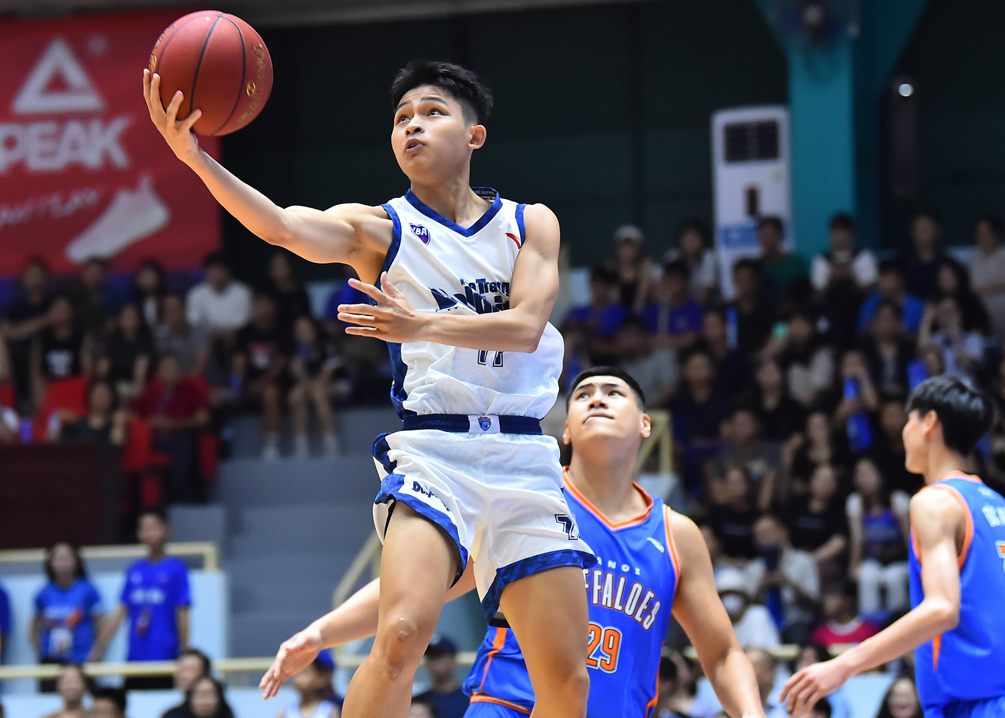 Với việc khai thác vào điểm yếu trong khâu phòng ngự dưới rổ của Hanoi Buffaloes, các cầu thủ đội khách liên tiếp có những tình huống ghi điểm dễ dàng để gia tăng khoảng cách điểm trước đội bóng Thủ đô.