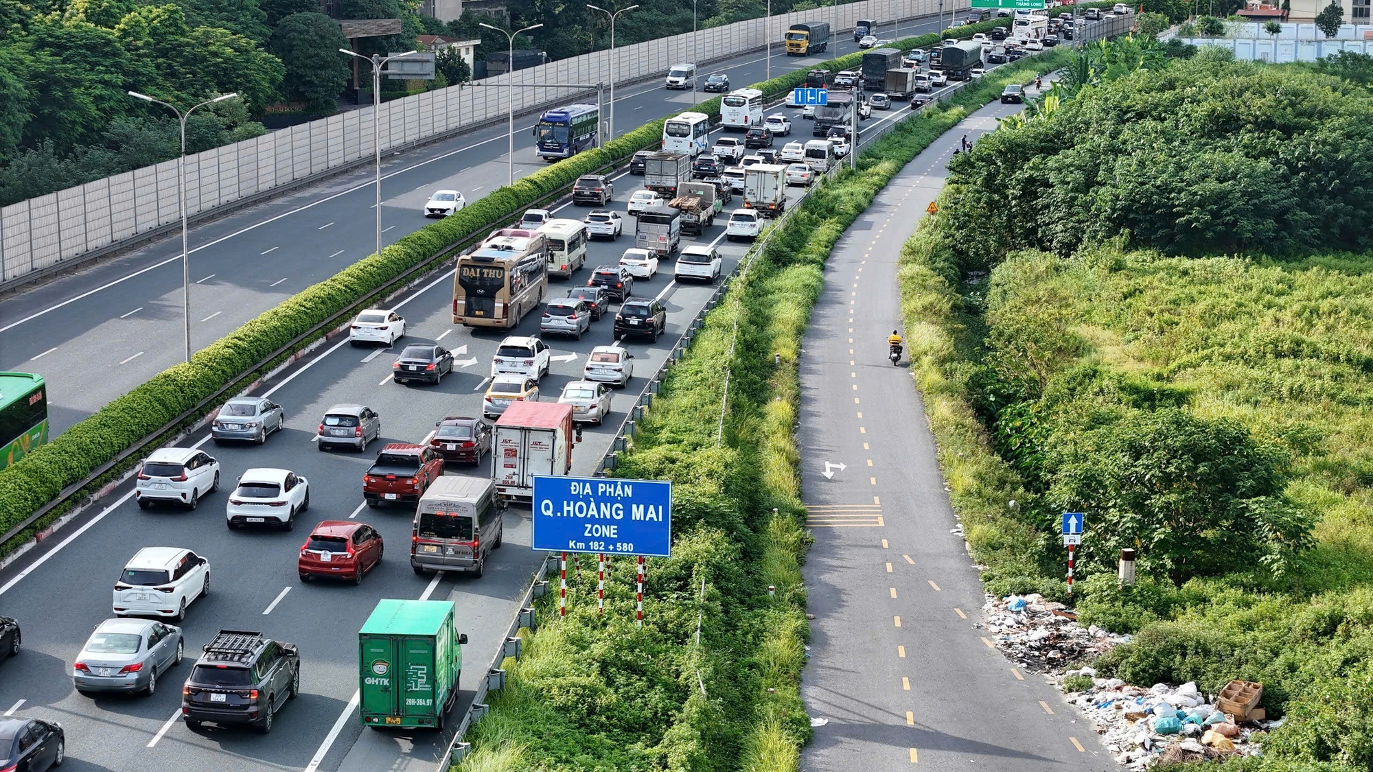 Tới thời điểm 16 giờ 30 phút, cao tốc Pháp Vân-Cầu Giẽ dẫn vào Hà Nội đã ùn tắc khoảng 2km. Nhiều phương tiện đi vào làn khẩn cấp.