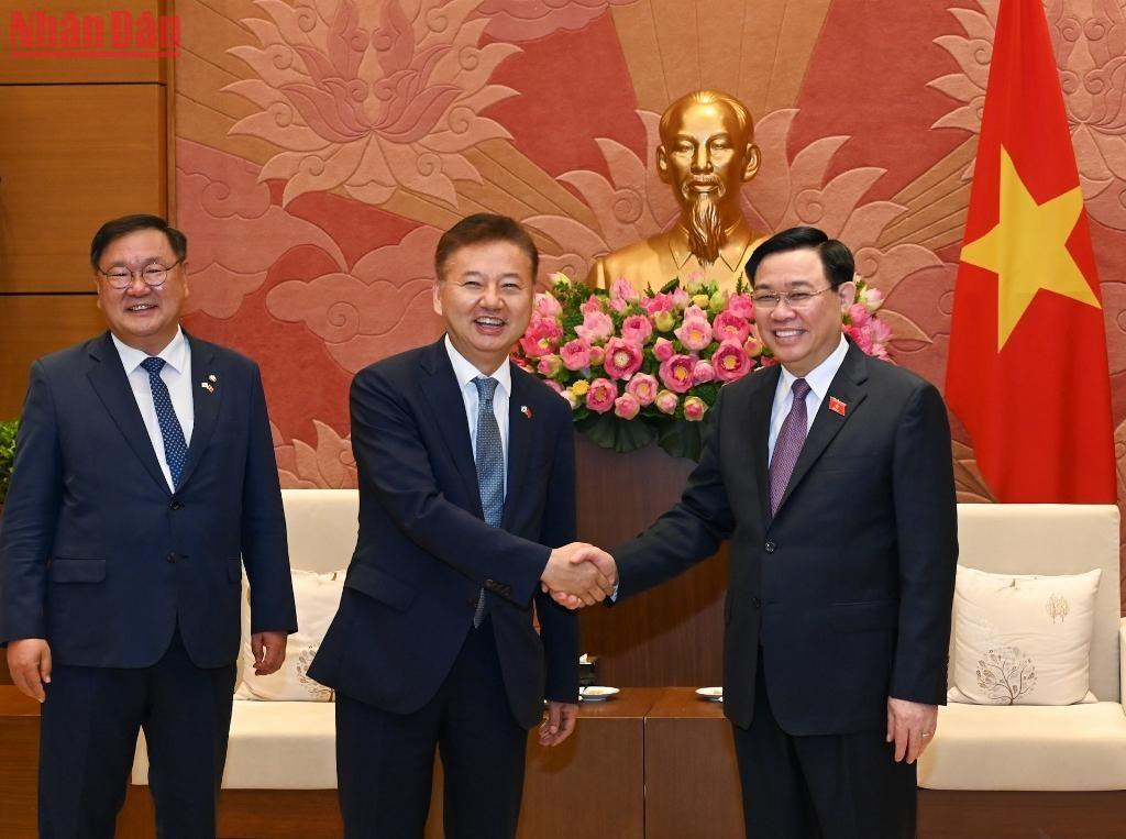 Chủ tịch Quốc hội Vương Đình Huệ với đại biểu nhóm Nghị sĩ hữu nghị Hàn Quốc-Việt Nam tại buổi tiếp.