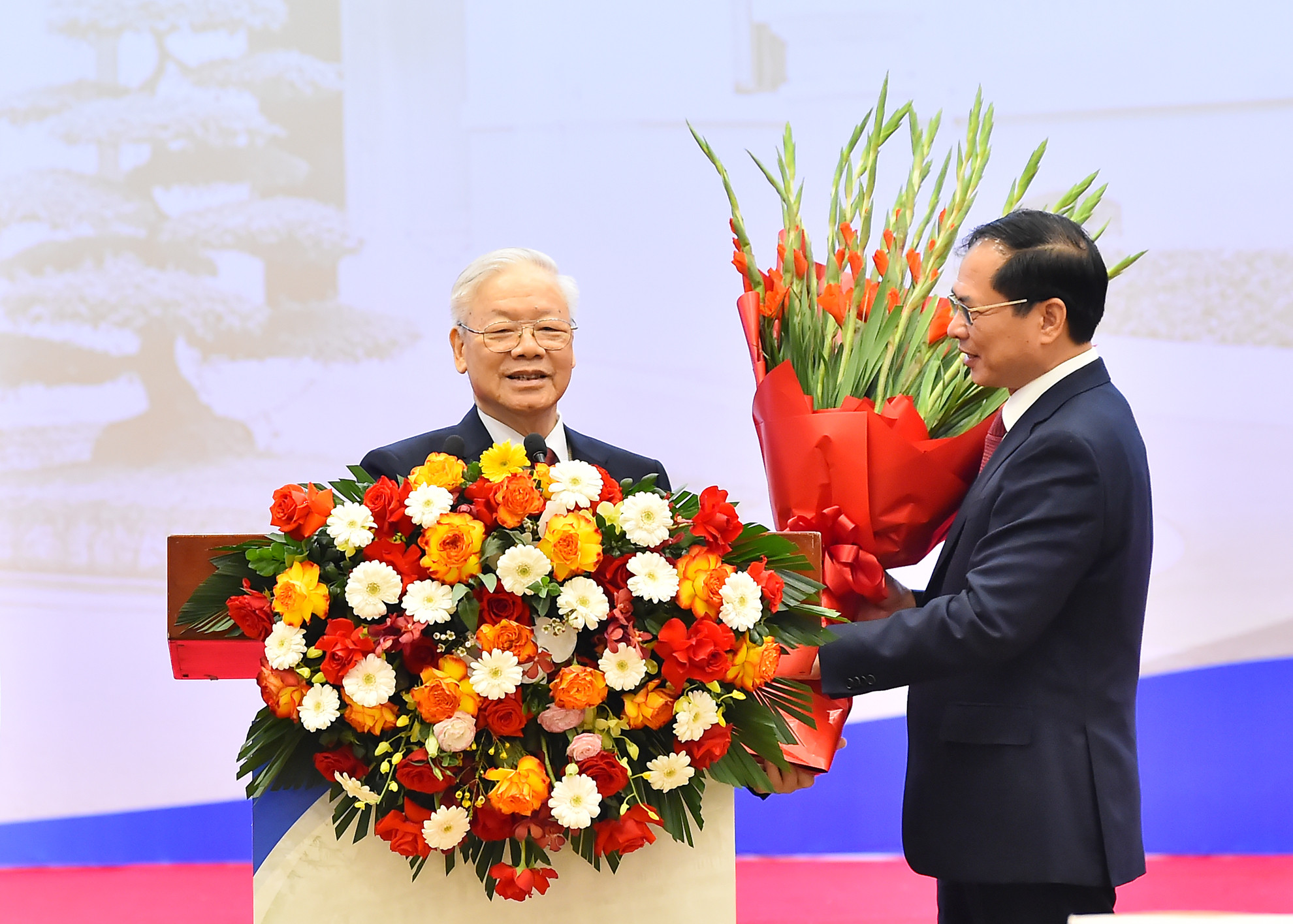 Bộ trưởng Ngoại giao Bùi Thanh Sơn tặng hoa chúc mừng Tổng Bí thư Nguyễn Phú Trọng.