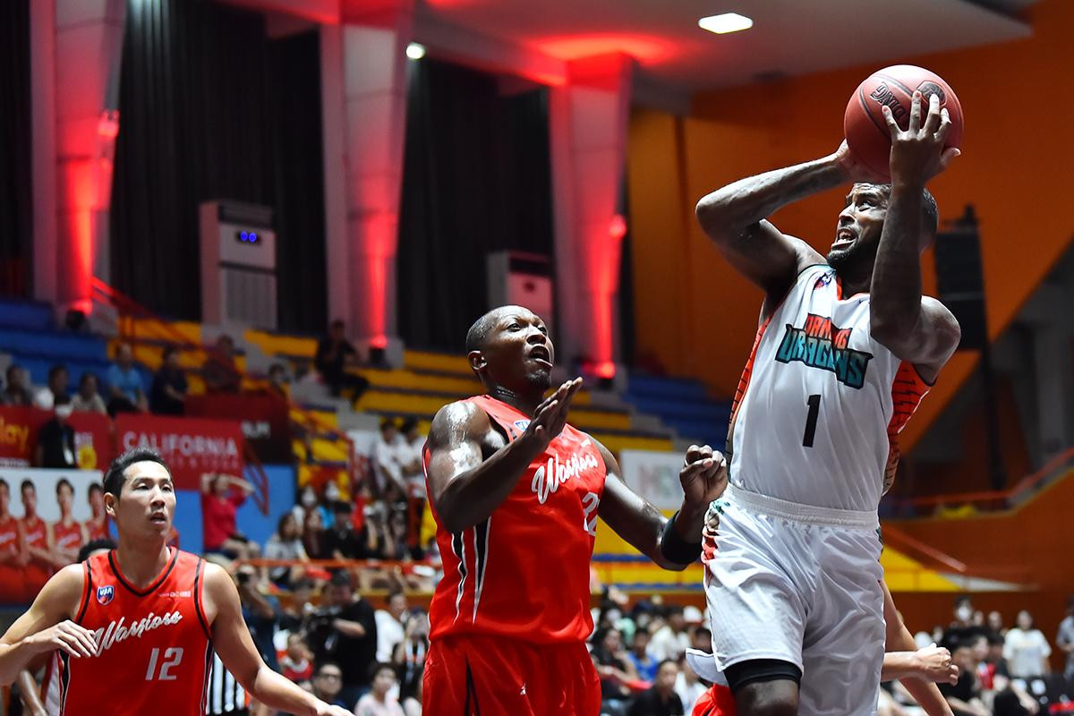 Sự lăn xả của các ngoại binh Dominique Grant cùng Edward Horton là điểm tựa để đội khách Danang Dragons không bị dẫn quá sâu sau một nửa thời gian của trận đấu. Sự lăn xả của các ngoại binh Dominique Grant cùng Edward Horton là điểm tựa để đội khách Danang Dragons không bị dẫn quá sâu sau một nửa thời gian của trận đấu.