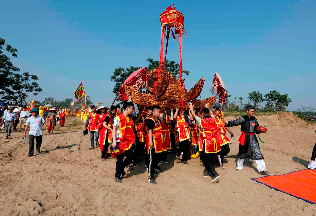 Những cỗ kiệu được rước ra bãi cát của xã nơi tương truyền Chử Đồng Tử và Tiên Dung Công chúa gặp nhau.