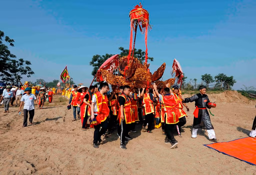 Những cỗ kiệu được rước ra bãi cát của xã nơi tương truyền Chử Đồng Tử và Tiên Dung Công chúa gặp nhau.