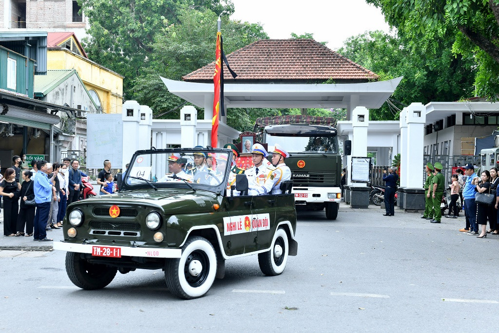 Đoàn xe chở linh cữu đồng chí Vũ Khoan rời Nhà tang lễ quốc gia.