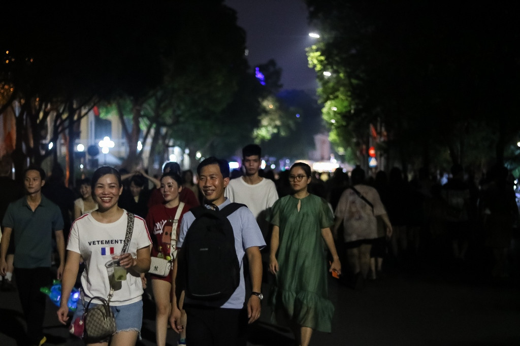 [Ảnh] Phố đi bộ Hồ Gươm thực hiện tiết kiệm điện ảnh 11