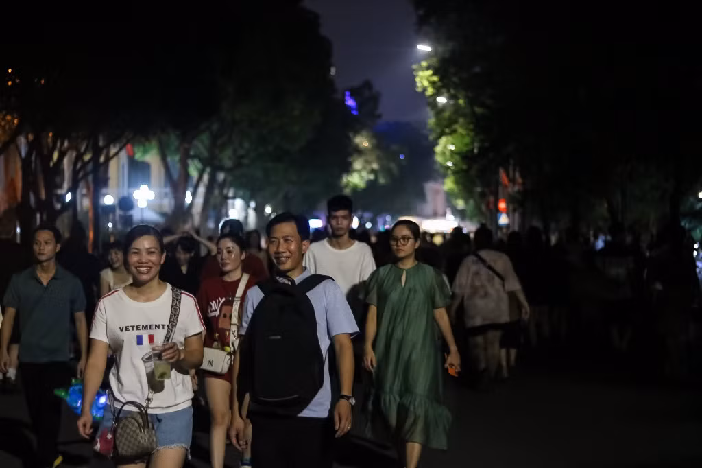 [Ảnh] Phố đi bộ Hồ Gươm thực hiện tiết kiệm điện ảnh 11