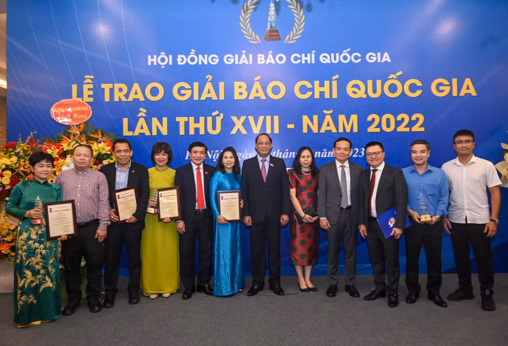 Phó Thủ tướng Trần Lưu Quang và Phó Chủ tịch Quốc hội Trần Quang Phương chụp ảnh lưu niệm với các tác giả Liên Chi hội Nhà báo Báo Nhân Dân đoạt giải Báo chí quốc gia lần thứ XVII.